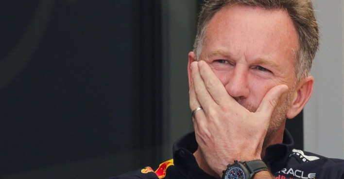 Christian Horner hält sich nachdenklich die Hand vors Gesicht.