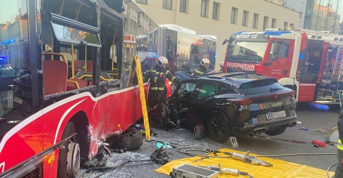 Unfall an der Kreuzung Davidgasse/Neilreichgasse, Auto steckt in Linienbus fest