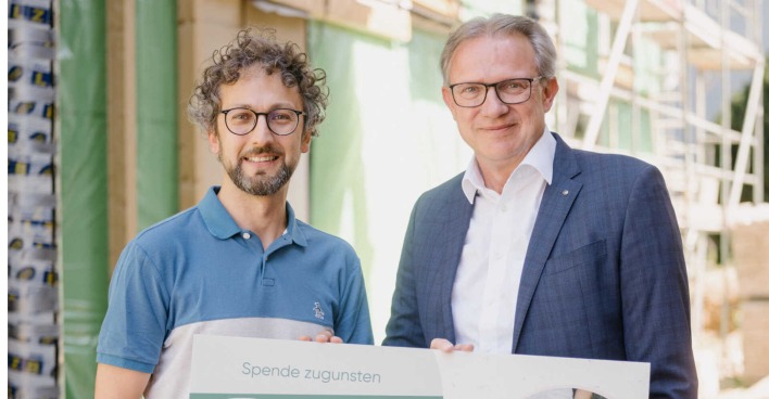 Zwei Männer lächeln in die Kamera