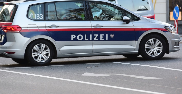 Die Polizei fand ein blutverschmiertes Messer im Eingangsbereich.