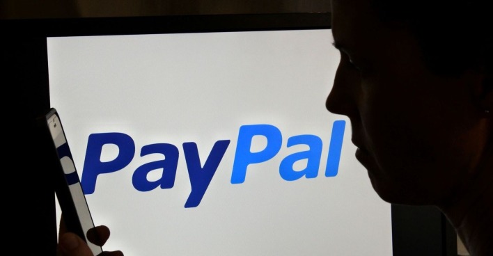 Silhouette einer verärgerten australischen Frau über PayPal Logo
