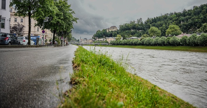 In Salzburg überschritt die Salzach am Freitag kurzzeitig die Meldegrenze.