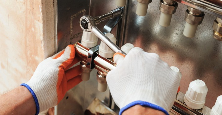 Installateur bei Bönisch | Credit: iStock.com/yunava1