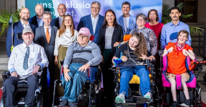 Menschen mit Behinderung und Vertreter der Stadt und des Inklusionsvereins im Rathaus