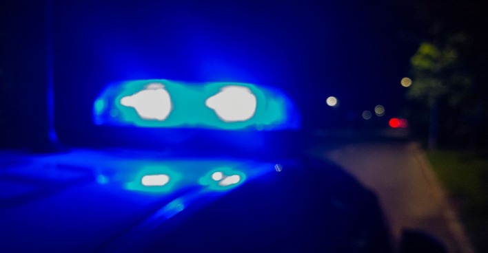 Leuchtende Polizeisirene bei Nacht