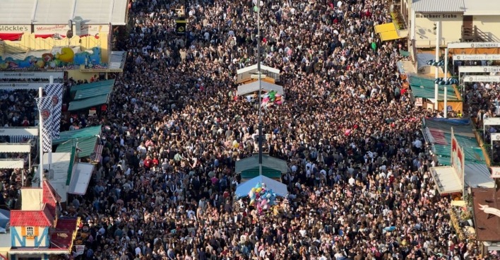 Extrem viele Menschen drängen sich auf dem Oktoberfest.