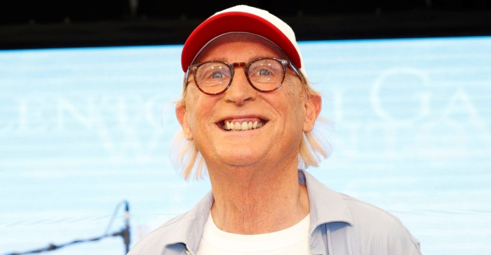 Otto Waalkes mit Brille und Kappe