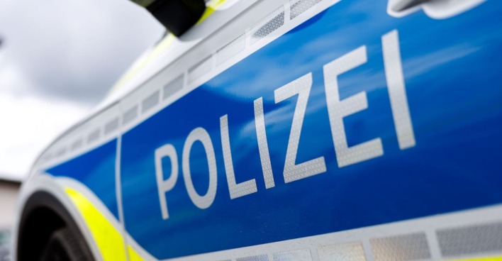 Nahaufnahme eines Polizeiautos mit der Aufschrift „Polizei“ – Symbolbild für den Großeinsatz in Essen nach einem Messerangriff an einer Schule.