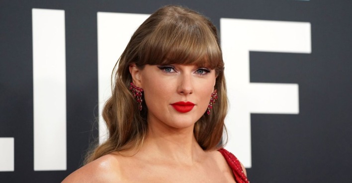 Taylor Swift mit rotem Lippenstift