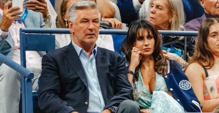 Alec Baldwin mit seiner Frau Hilaria auf der Tribüne sitzend während dem Tennisturnier US-Ppen