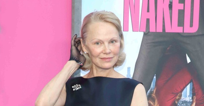 Pamela Anderson mit schwarzen Handschuhen