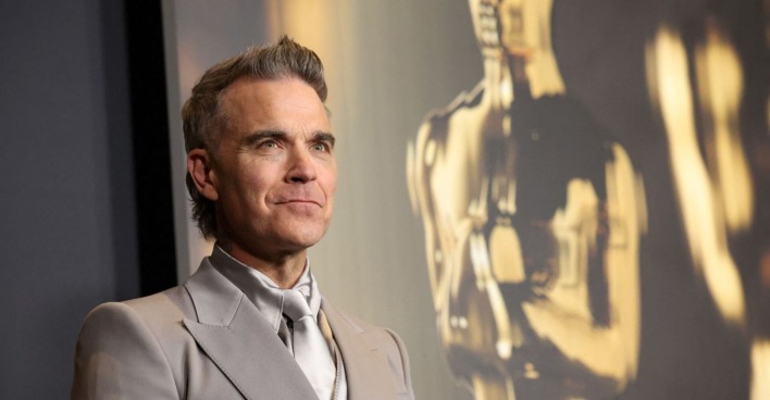 Robbie Williams im Anzug
