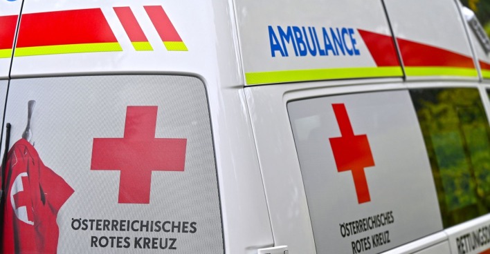 Heckansicht eines Rettungswagens des österreichischen Roten Kreuzes