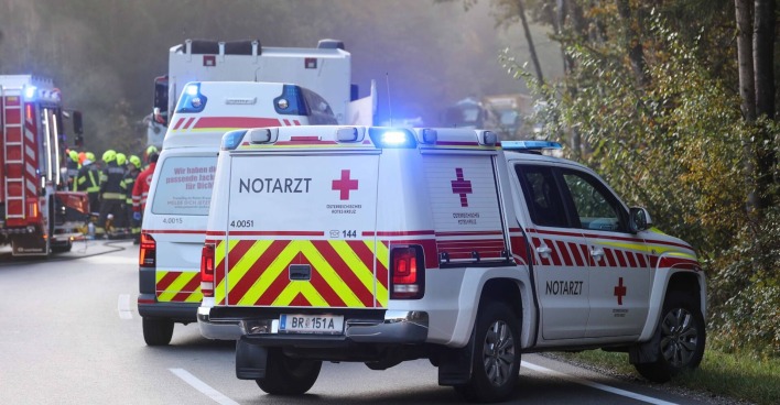 Rettungskräfte an einem Unfallort.