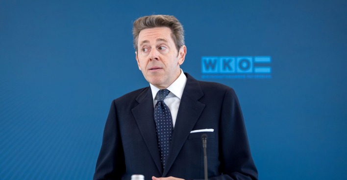 Harald Mahrer bei einer Pressekonferenz zu den Gehaltserhöhungen, der Druck auf den WKÖ-Präsident ist seither deutlich gewachsen, nun folgt der Rücktritt.