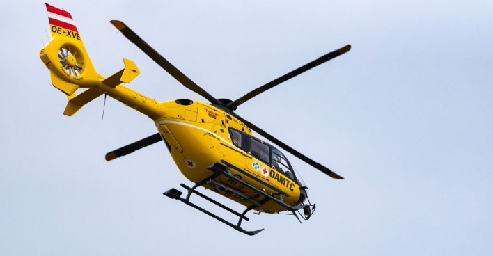 Ein gelber ÖAMTC-Hubschrauber im Einsatz.