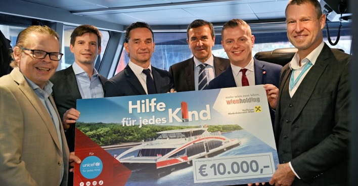 Gruppenbild mit Scheck über 10.000 Euro