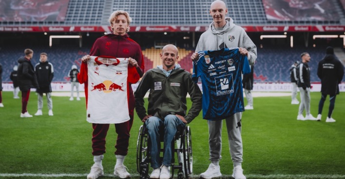 Zwei Fußballer mit Paralympics-Silbermedaillengewinner auf dem Fußballfeld