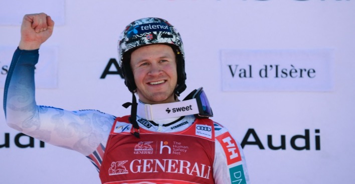 Timon Haugan feiert seinen Erfolg auf dem Podium.