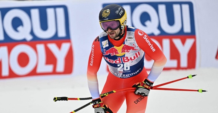 Marco Kohler greift sich nach der Abfahrt von Kitzbühel im Zielraum auf sein rechtes Knie