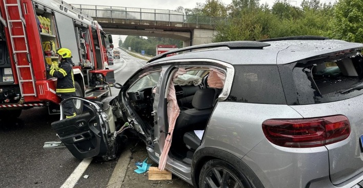 Stark beschädigtes Unfallfahrzeug nach dem Crash auf der B309 bei Dietach