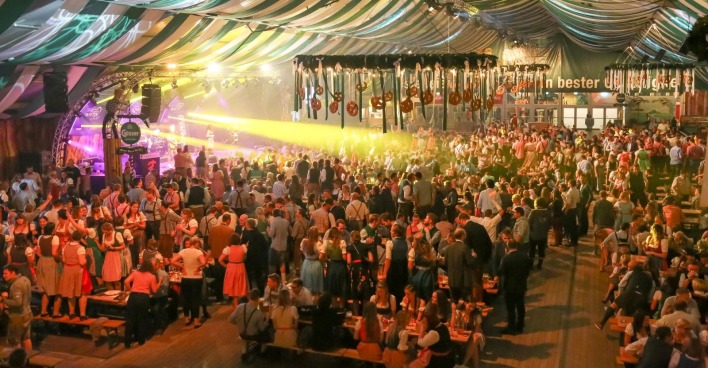Innenansicht des Festzelts des Wiener Wiesnfestes im Jahr 2017