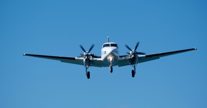 Kleinflugzeug im Flug vor blauem Himmel als Symbolbild für den tödlichen Flugzeugabsturz bei Krems-Gneixendorf.