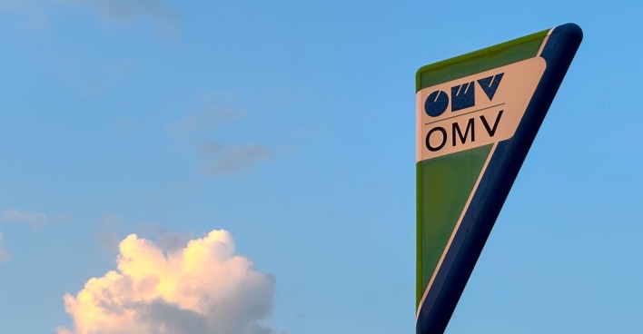 Schild einer OMV-Tankstelle