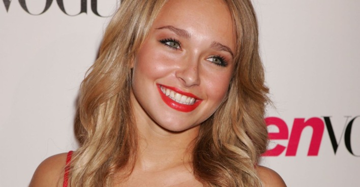 Hayden Panettiere lächelt bei einem öffentlichen Auftritt in die Kamera/ Sie ist gestorben