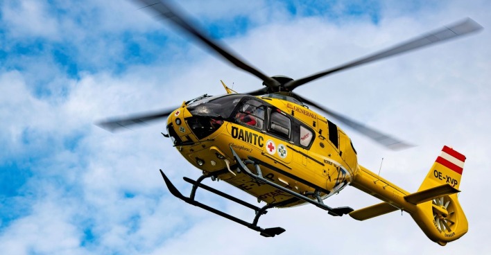 Rettungshubschrauber im Flug nach schwerem Unfall auf der Westautobahn bei Haag in Niederösterreich.