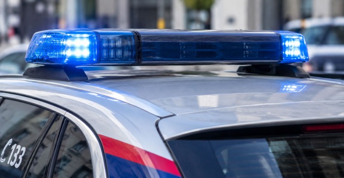 Blaulicht auf einem österreichischen Polizeiauto bei einem Einsatz.
