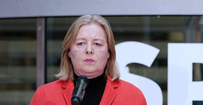 Bärbel Bas mit rotem Blazer und schwarzem Rollkragenpullover vor einem Mikrofon. Die SPD-Politikerin trauert um ihre Stieftochter.