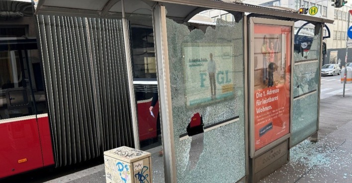 ingeschlagene Glasscheibe an einer Wiener 13A-Bushaltestelle