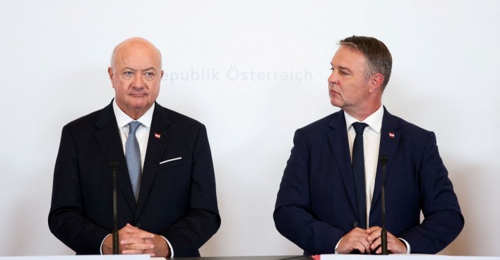 Christian Stocker und Andreas Babler bei einer gemeinsamen Pressekonferenz zur Bundesregierung, ÖVP diskutiert mögliche Neuwahlen.