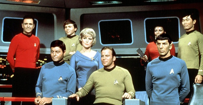 Walter Koenig als Pavel Chekov mit William Shatner, Leonard Nimoy und weiteren Darstellern der Originalserie Star Trek auf der Brücke der Enterprise.