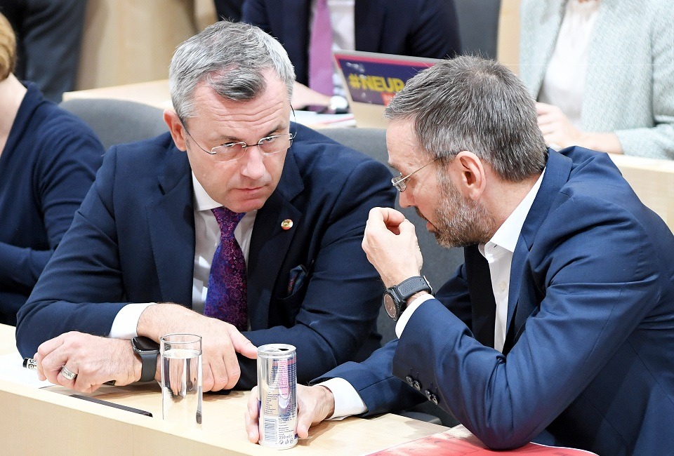 Norbert Hofer hört Herbert Kickl auf der Bank der Nationalratsabgeordneten zu.
