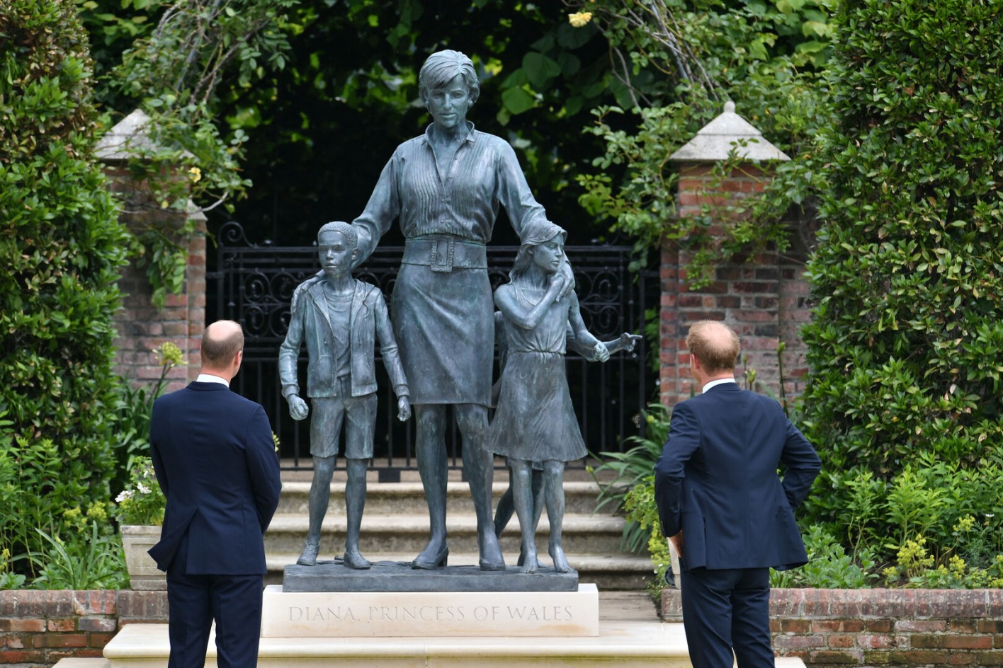 William und Harry vor der Diana-Statue