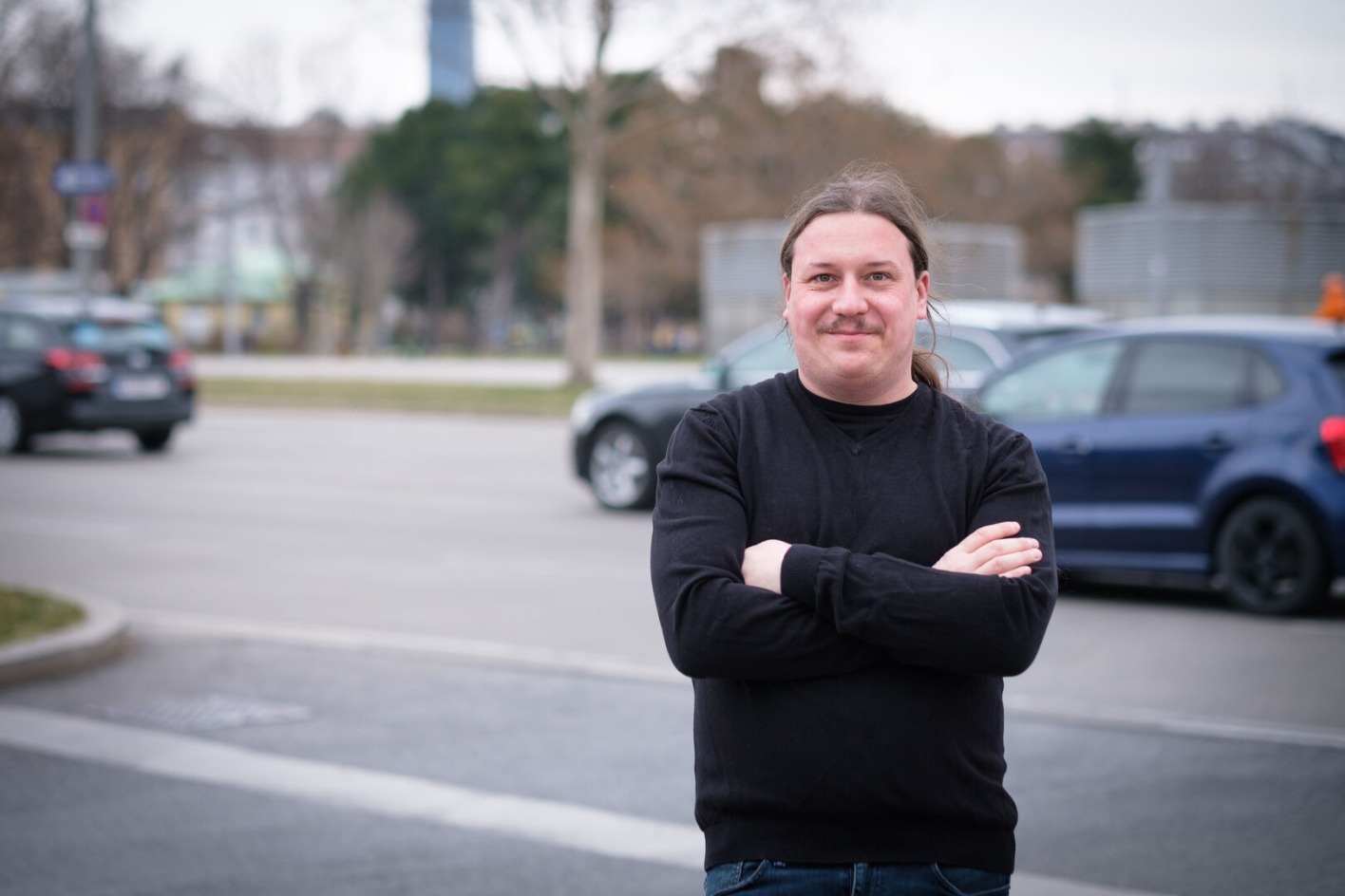 Autor Robert Fröwein auf der Straße | Credit: Manfred Weis