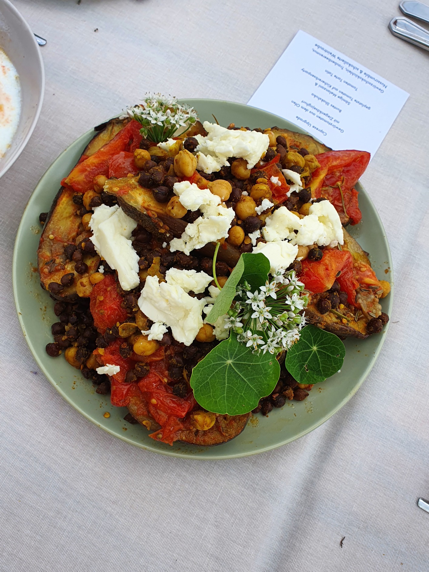 Ein Gericht aus Melanzani und Tomaten