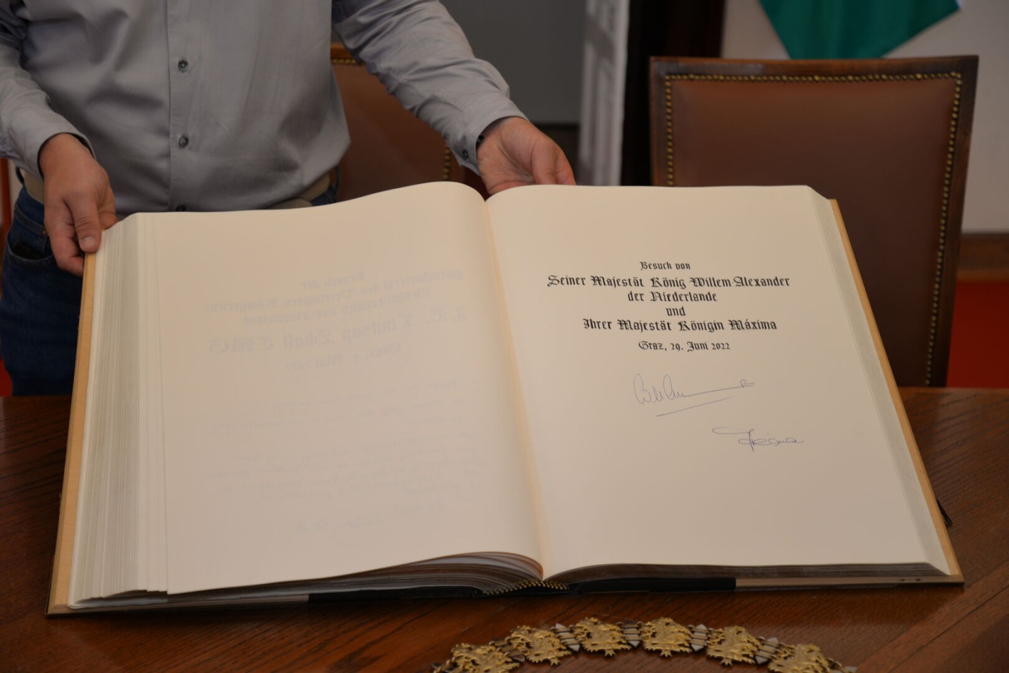 Eintrag des Königspaares in das Goldene Buch