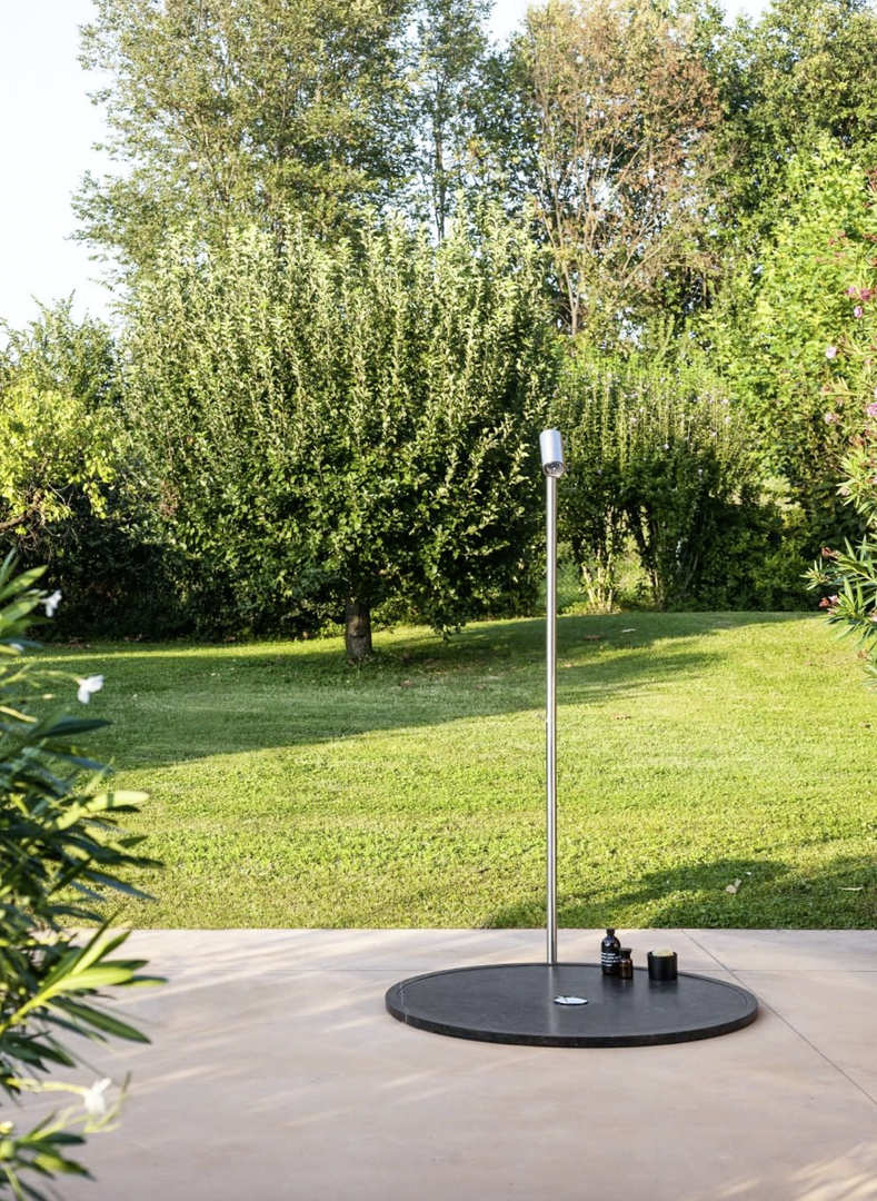 Outdoordusche in Edelstahl auf der Terrasse | Credit: www.instagram.com/agapebathrooms/agape design