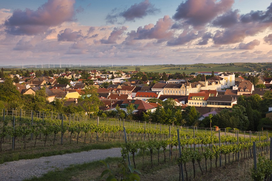 Landschaft und Ortsansicht von oben