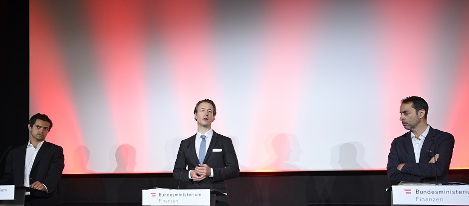 Finanzminister Gernot Blümel (M/ÖVP) und die COFAG-Geschäftsführer Bernhard Perner (L) und Marc Schimpel im Juli 2021