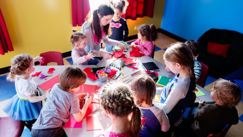 Kinder im Kindergarten beim Basteln