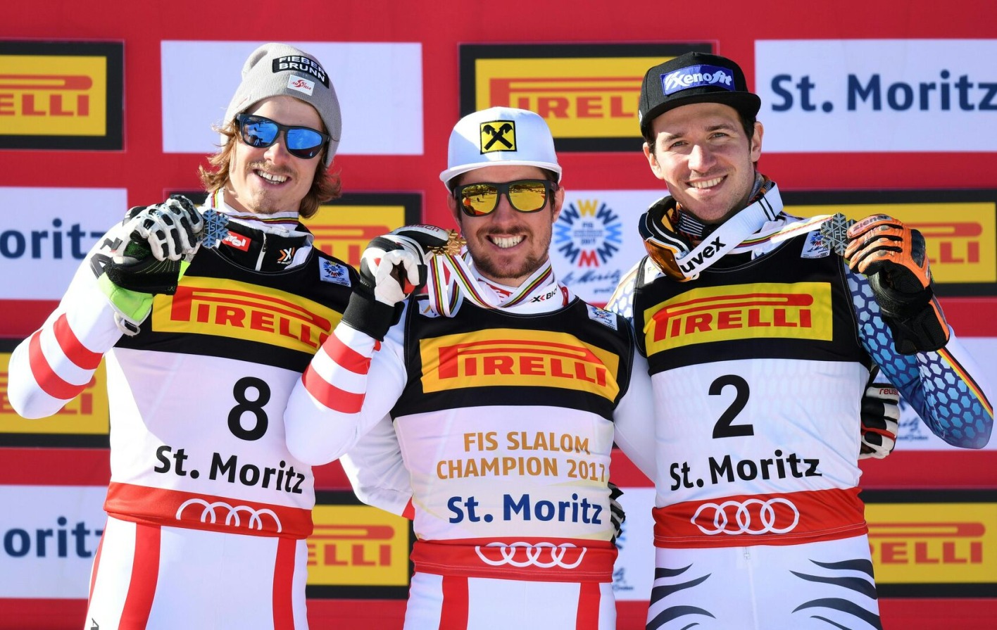 Manuel Feller, Marcel Hirscher und Matthias Mayer mit ihren Medaillen vor einem Werbebanner bei der Ski-WM in St. Moritz 2017.