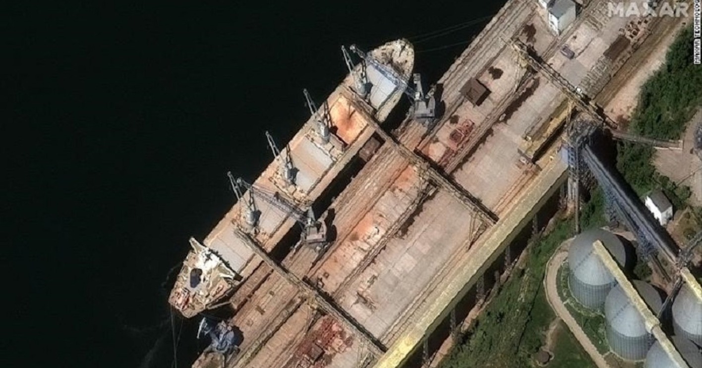 Luftaufnahme eines im Hafen liegenden Schiffes