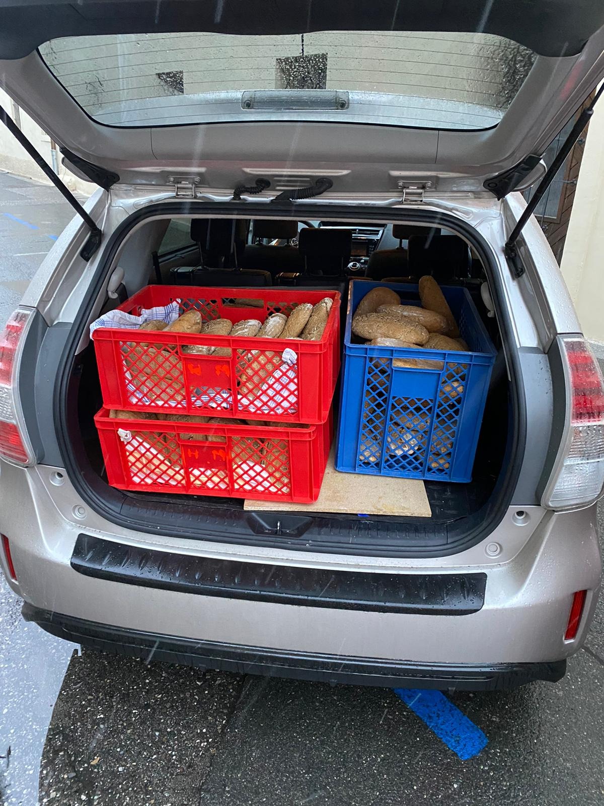 Auto vollbeladen mit Brot