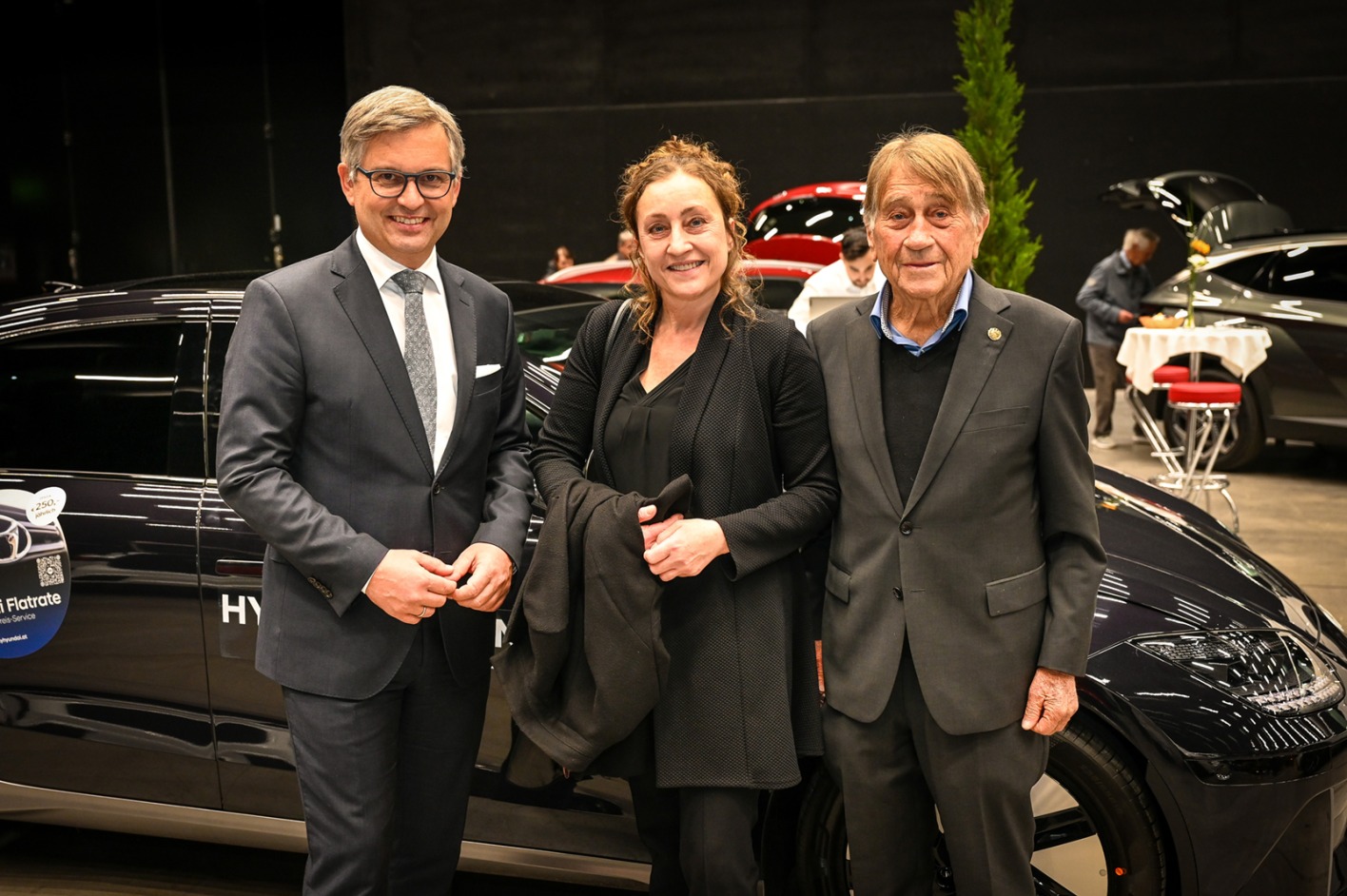 BM Magnus Brunner mit Aussteller Layla und Manfred Ellensohn  (Ellensohn – Das Autohaus) (v.li.)