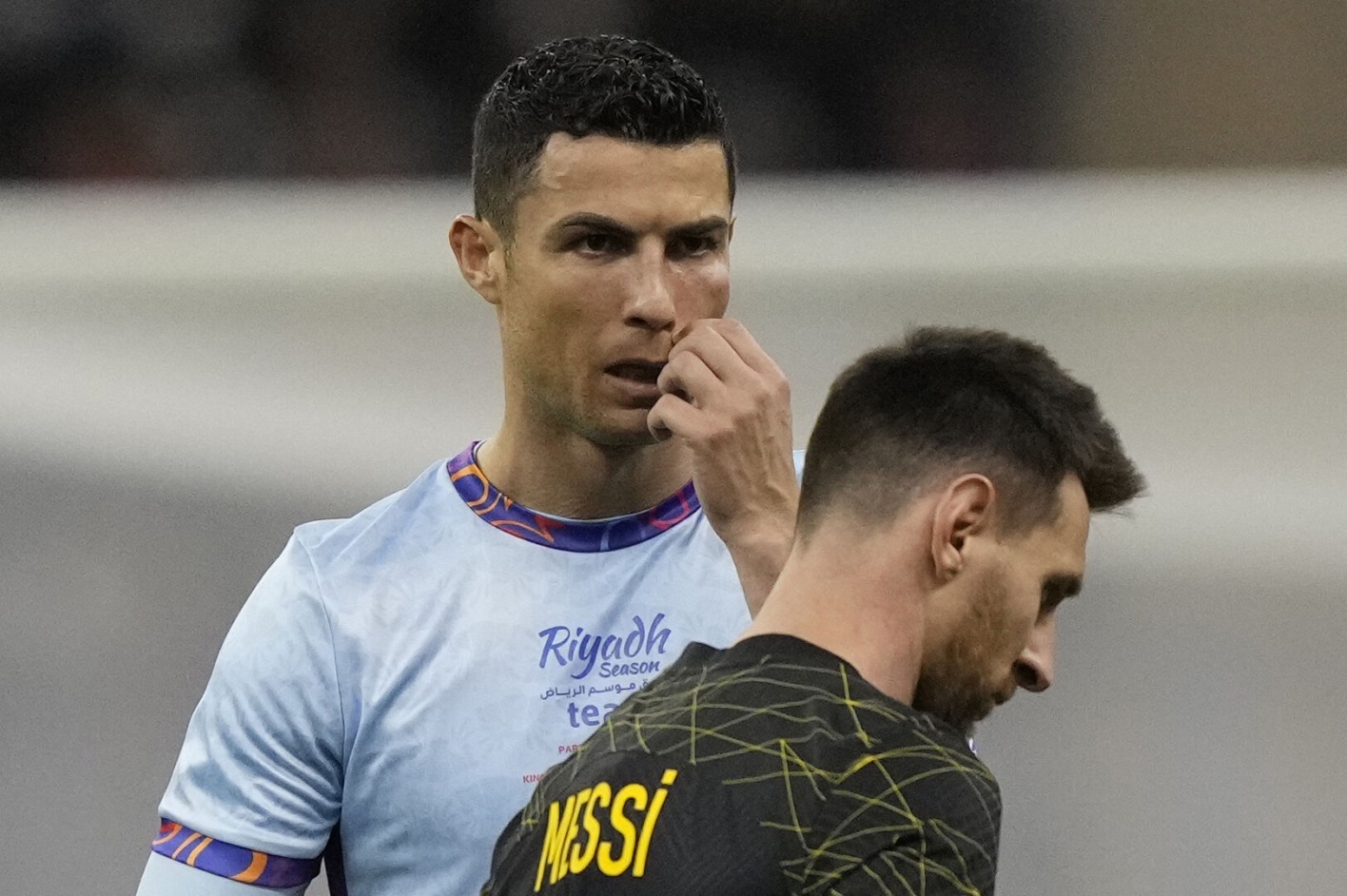 Lionel Messi und Cristiano Ronaldo auf dem Spielfeld.