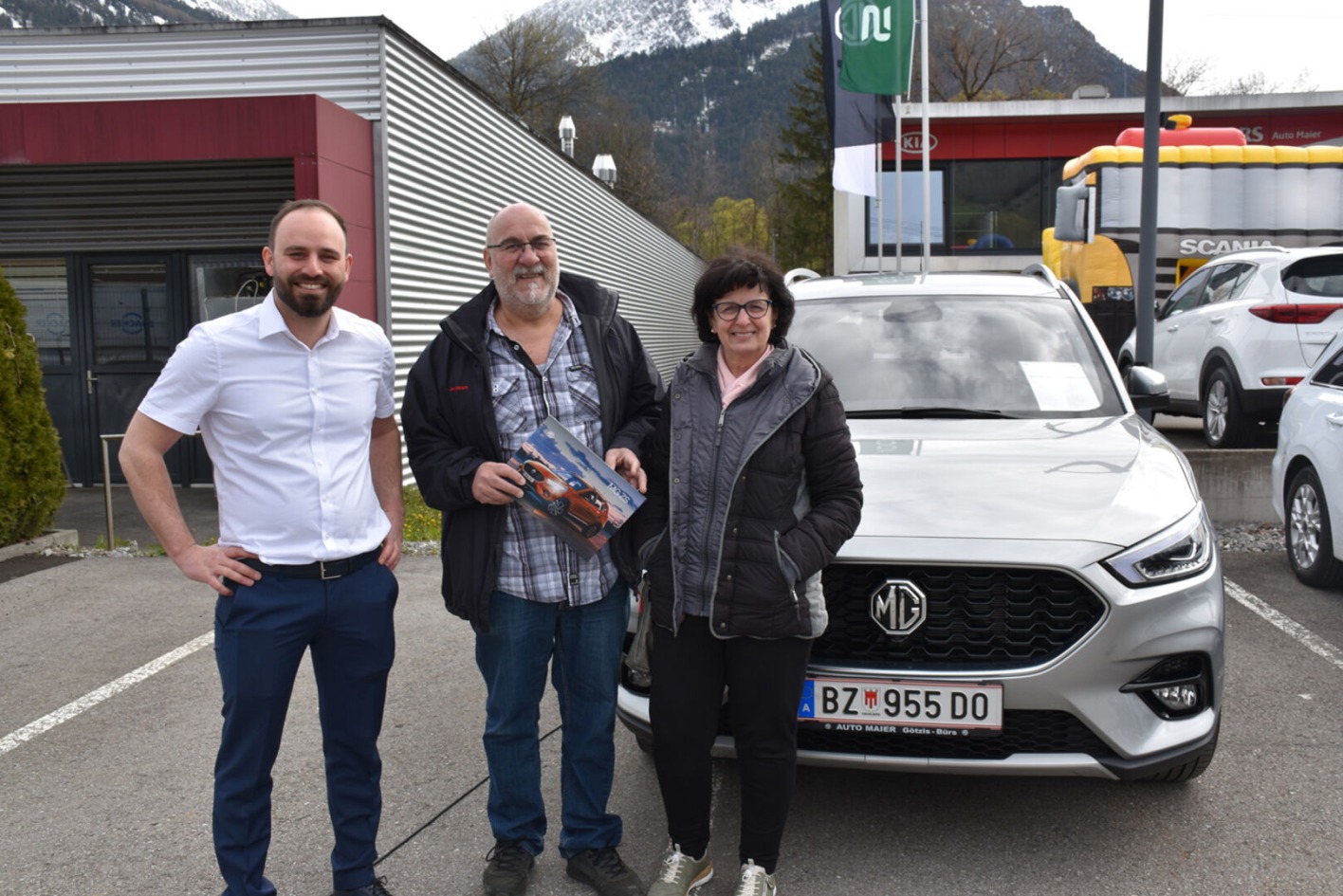 MG-Standortleiter Claudio Bertsch mit seinen Kunden Martin und Gabi Purtscher